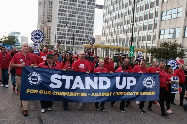 رئيس نقابة عمال السيارات المتحدة شون فاين وأعضاء النقابة يتظاهرون دعماً للأعضاء المضربين في ديترويت 15 سبتمبر 2023 (رويترز)