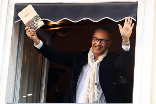 كمال داود محتفلا بفوز روايته "حوريات"