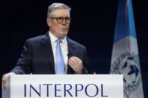 رئيس الوزراء البريطاني كير ستارمر يلقي كلمة خلال افتتاح مؤتمر «الجمعية العامة للإنتربول» في غلاسكو ببريطانيا يوم 4 نوفمبر 2024 (أ.ف.ب)