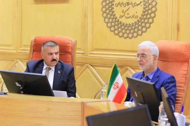 وزير الداخلية الإيراني إسكندر مؤمني يترأس اجتماعاً مشتركاً مع نظيره العراقي عبد الأمير الشمري في طهران اليوم (تسنيم)