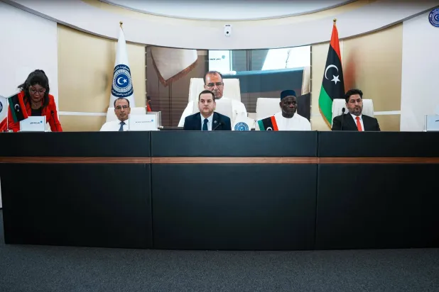 الحويج خلال مشاركته في طاولة مستديرة في جامعة بنغازي عن الهجرة (وزارة الخارجية بحكومة حمّاد)