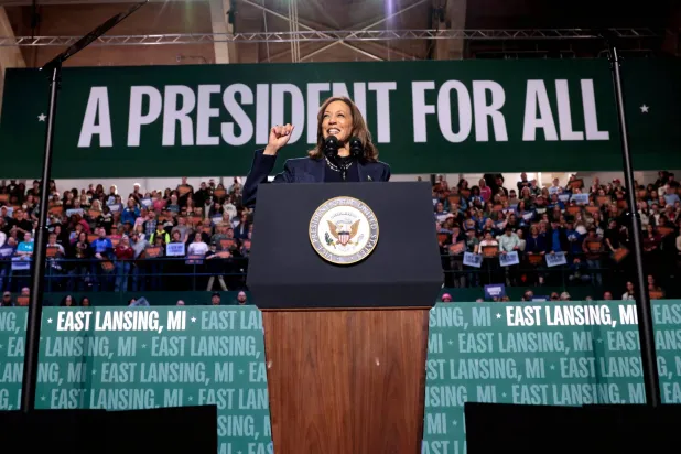 كامالا هاريس تلقي كلمة في تجمع انتخابي بميشيغان الأحد الماضي (أ.ف.ب)