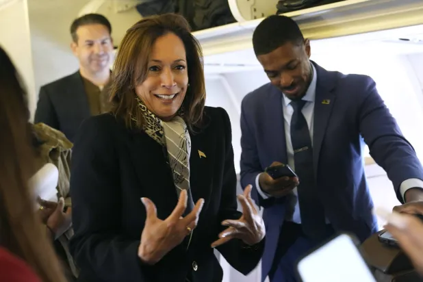 الرئيس كامالا هاريس تتحدث مع الصحافيين في الطائرة الرئاسية الثانية بمطار ديترويت قبل التوجه إلى ولاية بنسلفانيا أمس (أ.ب)