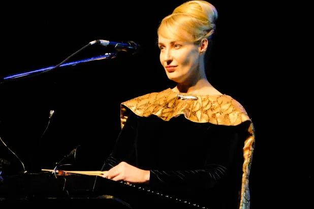 ليزا جيرارد واللغة الخاصة