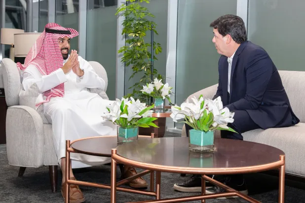 مشاري المطيري رئيس مجلس إدارة نادي نيوم خلال لقائه الرئيس التنفيذي الجديد أليكس ليتاو (الشرق الأوسط)