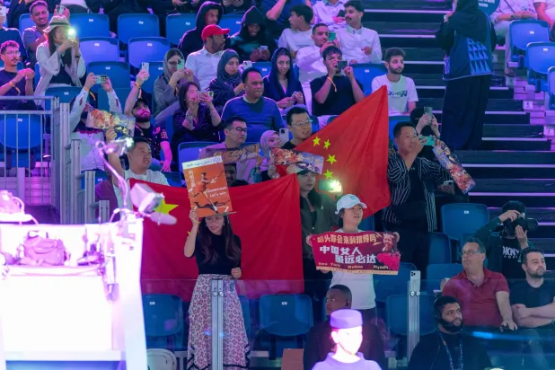 جماهير صينية حضرت لمساندة لاعبتها شينغ كينوين (الشرق الأوسط)