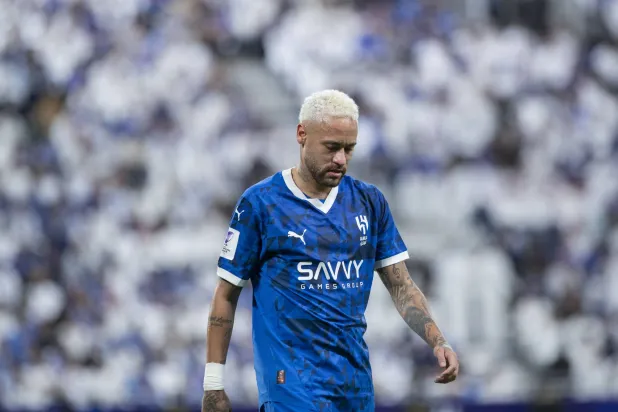 نيمار في أثناء خروجه من أرضية الملعب بعد تعرضه للإصابة (تصوير: يزيد السمراني)