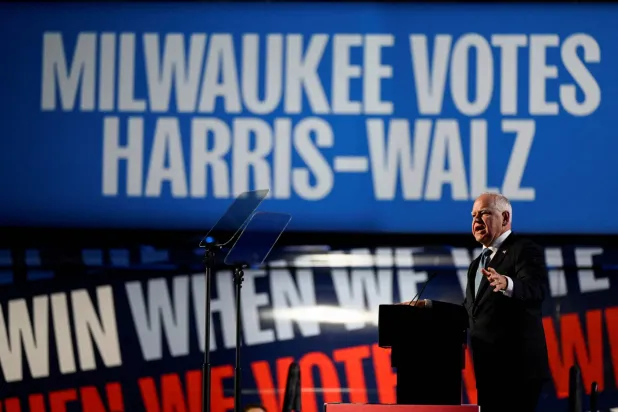 تيم والز المرشح لمنصب نائب الرئيس خلال تجمع انتخابي لحملة كامالا هاريس في ويسكونسن (رويترز)