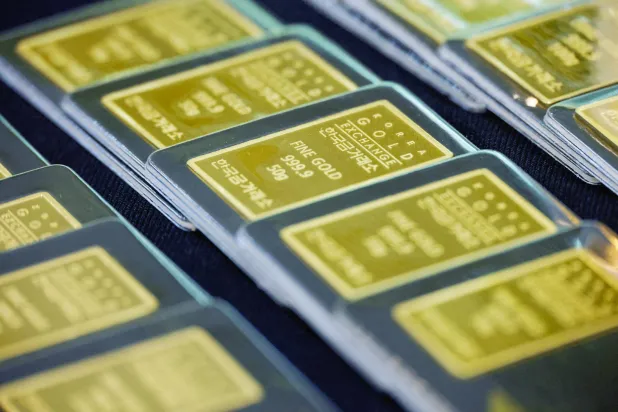 سبائك ذهبية معروضة في بورصة الذهب الكورية بسيول (رويترز) 