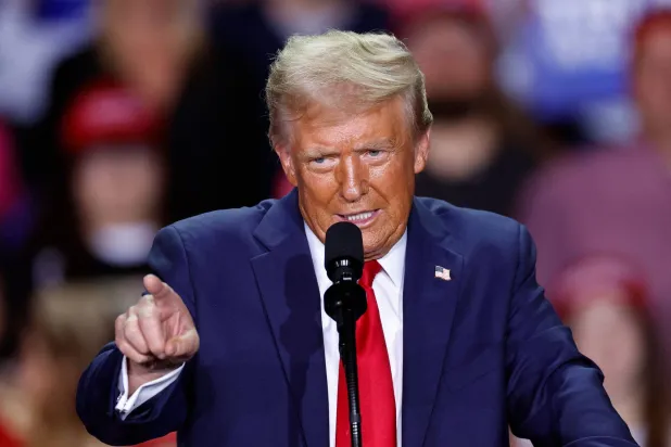 المرشح الجمهوري دونالد ترمب يتحدث للحشود في غراند رابيدز في ولاية ميشيغان (أ.ف.ب) 