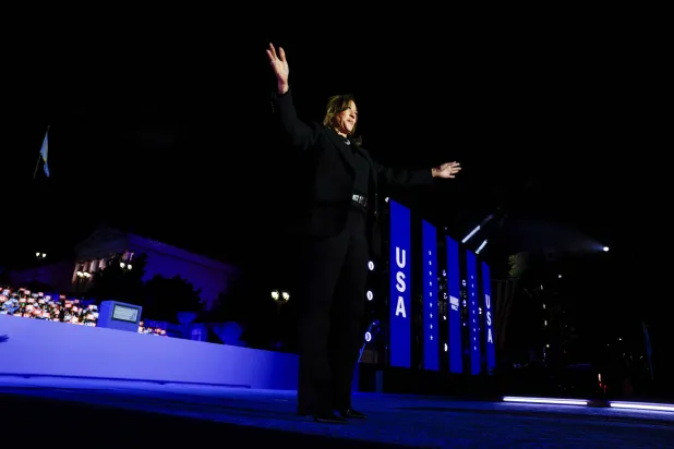 كامالا هاريس تحضر تجمعاً انتخابياً في فيلادلفيا، بنسلفانيا (رويترز) 