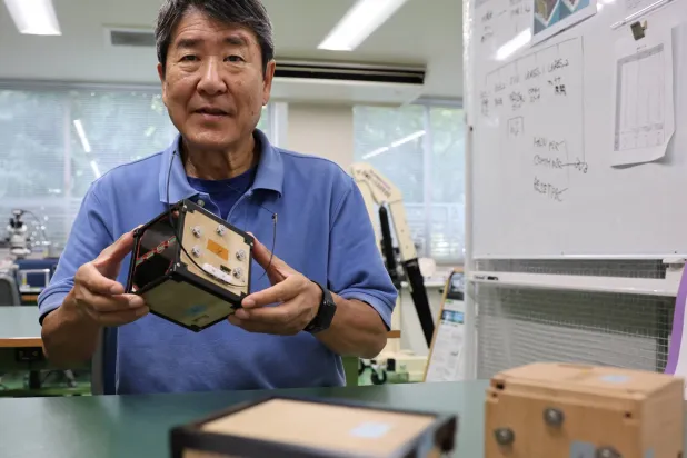 بين يدَي تاكاو دوي نموذج هندسي لـ«ليغنوسات» (رويترز)