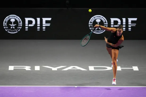 سابالينكا أمامها فوز واحد لصدارة التصنيف العالمي (رويترز)