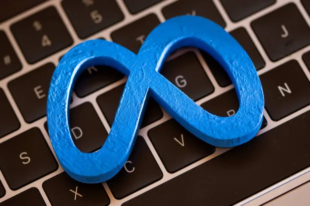 شعار العلامة التجارية «ميتا» مطبوع بتقنية الطباعة ثلاثية الأبعاد على لوحة مفاتيح كومبيوتر محمول (رويترز) 