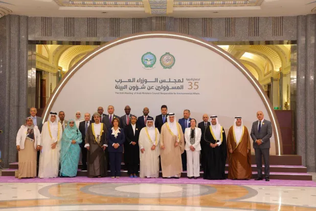 صورة جماعية في الاجتماع الدوري الـ35 لمجلس الوزراء العرب المسؤولين عن شؤون البيئة بجدة (الشرق الأوسط)