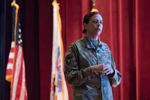 إسكالييه التي كانت آنذاك عميدة في الجيش الأميركي تتحدث خلال تدريب القيادة القانونية الاحتياطية للجيش عام 2019 (نيويورك تايمز)