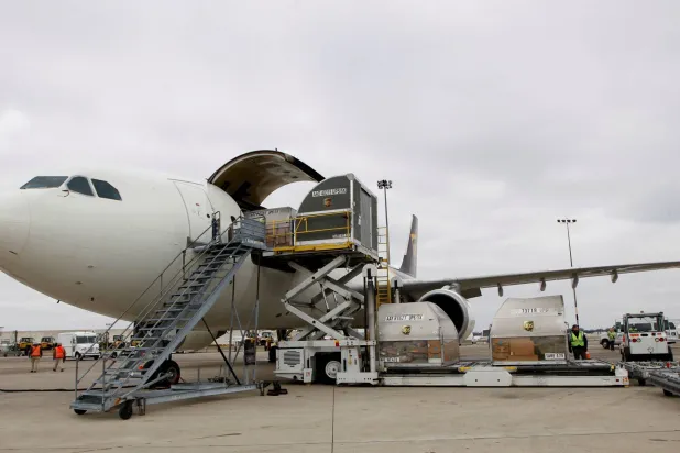 طائرة مليئة بالطرود المتجهة إلى وجهتها النهائية بمركز في لويزفيل بولاية كنتاكي الأميركية 9 ديسمبر 2016 (رويترز)