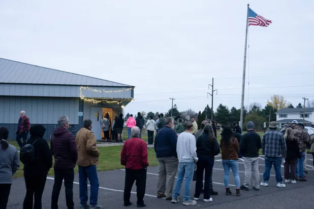 ناخبون أميركيون أمام مركز انتخابي في ولاية ويسكونسن صباح الثلاثاء (رويترز)