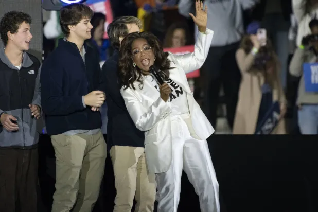 أوبرا وينفري تتحدث خلال التجمع الانتخابي الأخير للمرشحة الديمقراطية كامالا هاريس في فيلادلفيا (د.ب.أ)