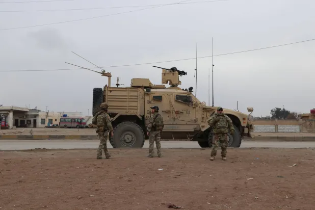 جنود من القوات الأميركية ينتشرون في بلدة البصيرة بريف دير الزور الشرقي (أرشيفية - الشرق الأوسط)