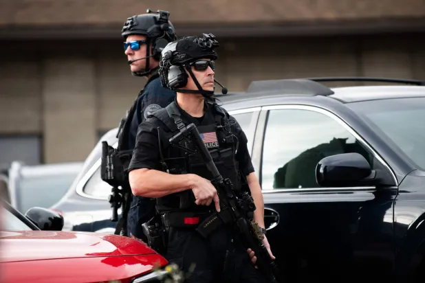 الشرطة تراقب مركز اقتراع زاره المرشح الجمهوري لمنصب نائب الرئيس السيناتور جي دي فانس للإدلاء بصوته في سينسيناتي بأوهايو (أ.ف.ب)