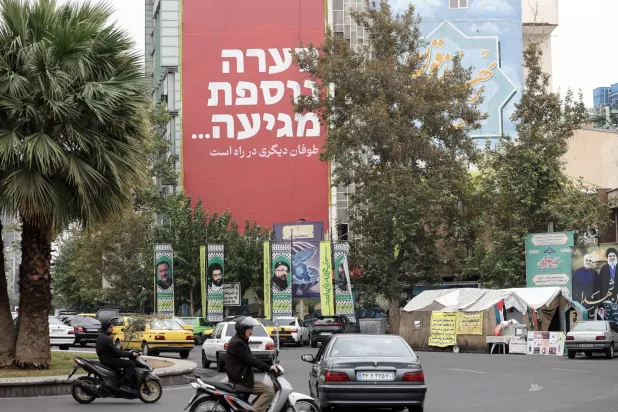 لوحة إعلانية مناهضة لإسرائيل كُتب عليها «عاصفة أخرى في الطريق» معروضة على مبنى المركز الإيراني الخاص بدراسات فلسطين وسط طهران (إ.ب.أ)