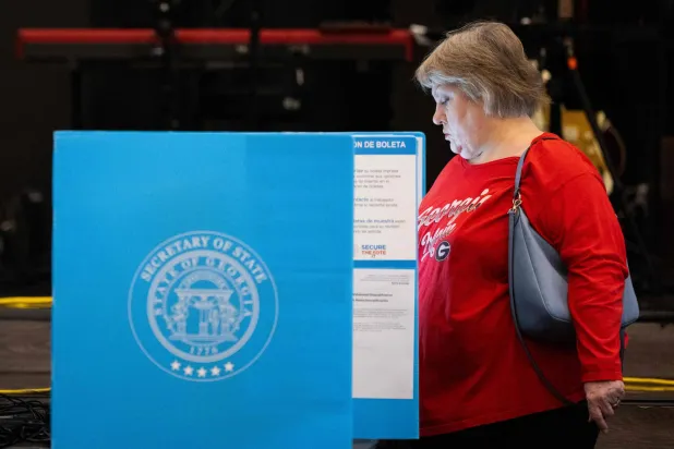 ناخبة تدلي بصوتها في الانتخابات الرئاسية الأميركية بجورجيا (أ.ف.ب)