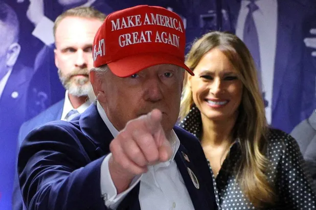 ترمب برفقة السيدة الأولى الأميركية السابقة ميلانيا بمقر حملته الانتخابية في ويست بالم بيتش بولاية فلوريدا (رويترز)
