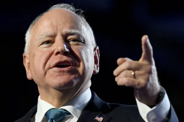 تيم والز المرشح الديمقراطي لمنصب نائب الرئيس الأميركي خلال تجمع انتخابي في ويست أليس بولاية ويسكونسن عشية الانتخابات الأميركية... الاثنين 4 نوفمبر 2024 (د.ب.أ)