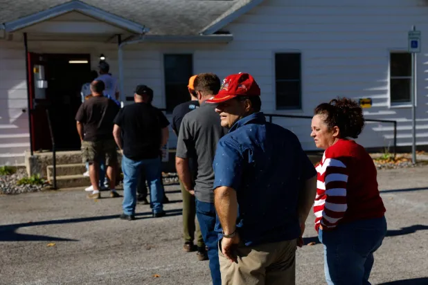 أشخاص يقفون في طابور خارج مركز اقتراع للتصويت خلال يوم التصويت بالانتخابات الرئاسية الأميركية لعام 2024 في سبرينغفيلد في 5 نوفمبر 2024 (رويترز)