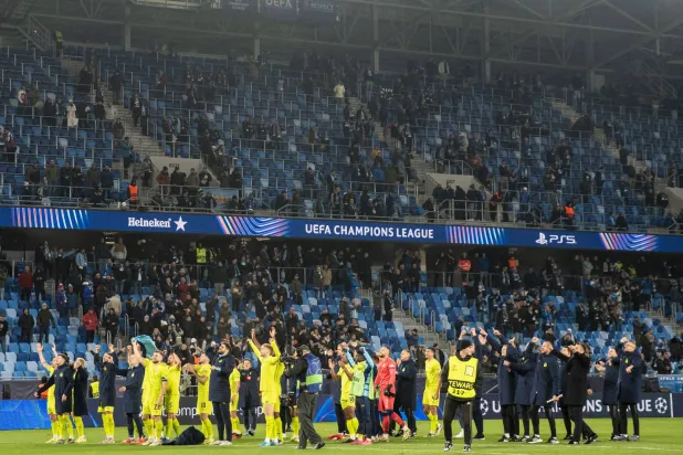 لاعبو دينامو زغرب يحتفلون مع جماهيرهم بالفوز الكبير على سلوفان براتيسلافا (إ.ب.أ)