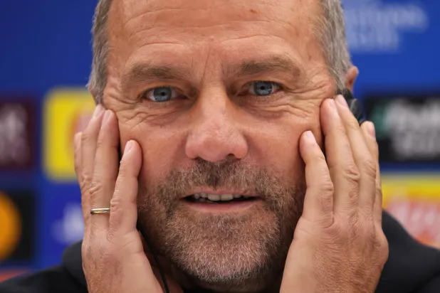 هانز فليك مدرب برشلونة (إ.ب.أ)