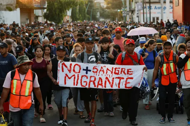 لافتات عليها عبارات مثل «لا مزيد من دماء المهاجرين» حملها المهاجرون خلال اتجاههم إلى الولايات المتحدة (رويترز)