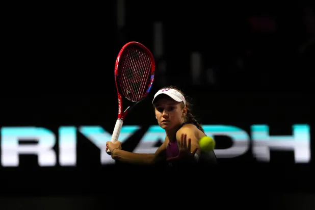 ريباكينا تأمل في مسح صورتها بفوز يعيد قوتها (رويترز)