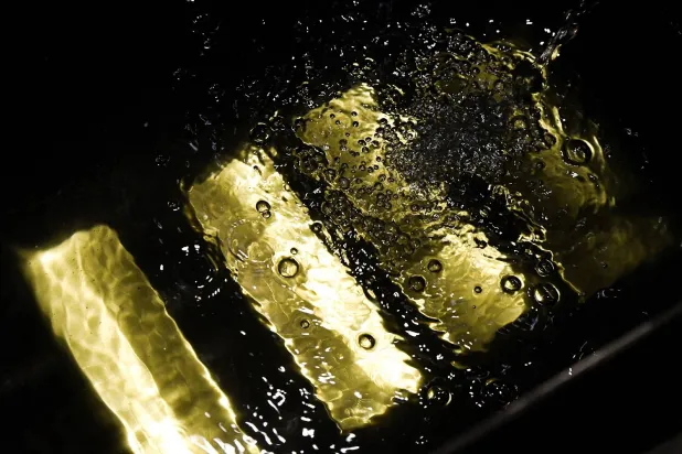 سبائك من الذهب الخالص في مصنع «نوفوسيبيرسك» لتكرير ومعالجة المعادن الثمينة في روسيا (رويترز)