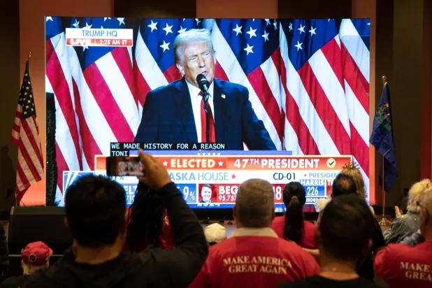 عرض خطاب مرشح الحزب الجمهوري دونالد ترمب في فلوريدا على شاشة في لاس فيغاس (أ.ف.ب)