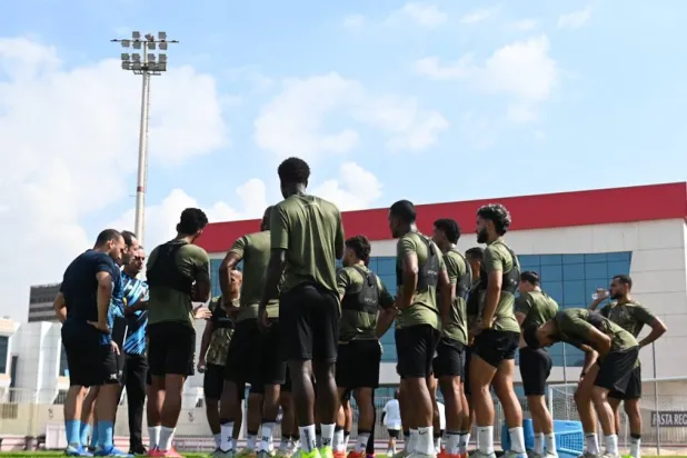 يخوض الزمالك المباراة في ظل ظروف صعبة إذ يغيب هدافه أحمد سيد زيزو (نادي الزمالك)