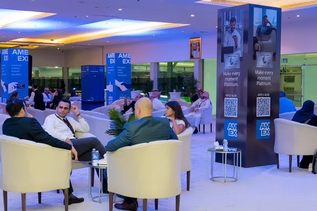 زوار في جناح شركة «أميركان إكسبريس السعودية» بمؤتمر «سيمليس» للمدفوعات الرقمية بالرياض (الشركة)