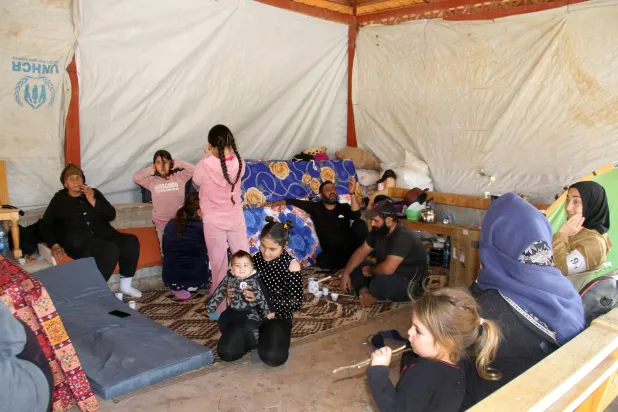 نازحون لجأوا إلى دير الأحمر من بعلبك بعد اشتداد القصف الإسرائيلي (أ.ف.ب)