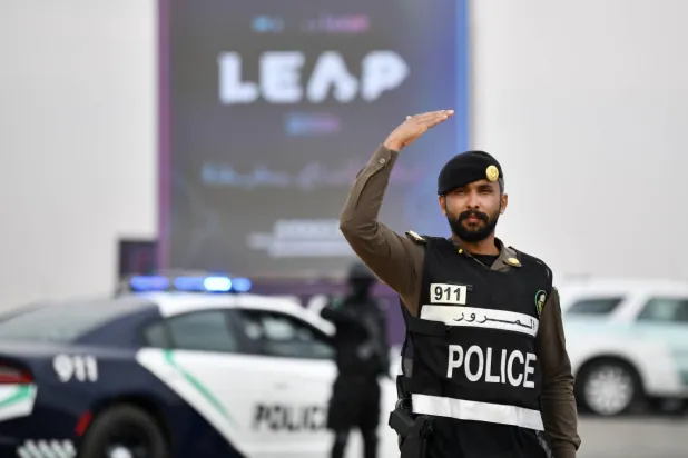 عززت مبادرات ومشاريع «رؤية السعودية 2030» جهود رفع وعي المجتمع وقائدي المركبات تجاه السلامة المرورية (الشرق الأوسط)