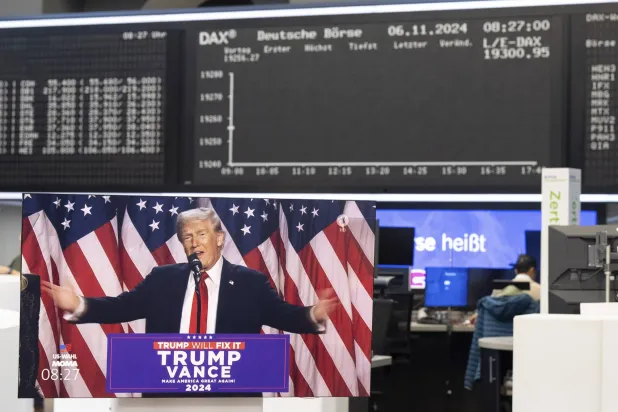 ترمب يتحدث على شاشة بقاعة تداول بورصة «دويتشه» في فرانكفورت بألمانيا (أ.ب)