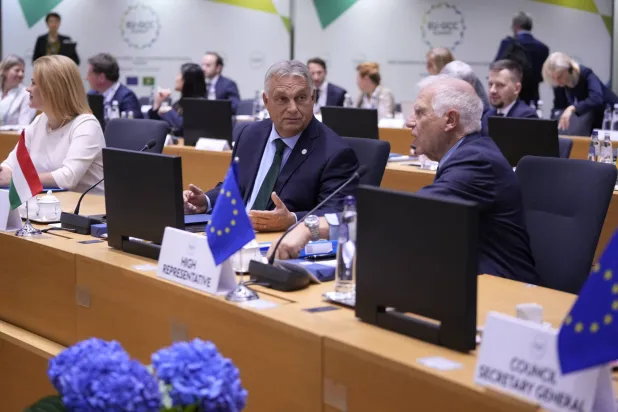 جوزيف بوريل وزير خارجية الاتحاد الأوروبي في حديث مع رئيس الوزراء المجري فيكتور أوربان (أ.ب)