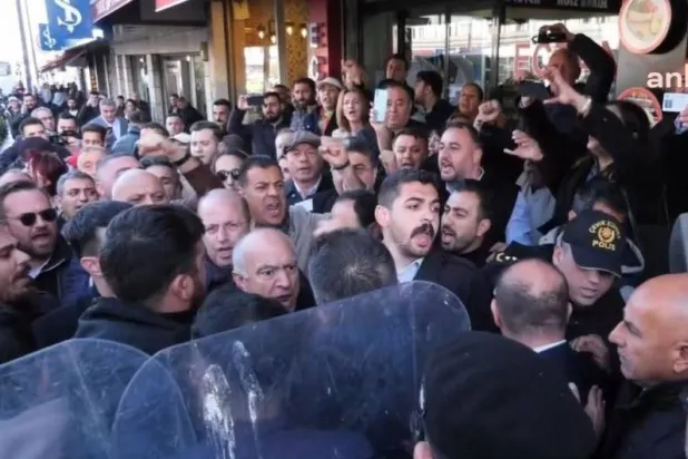 الشرطة تمنع أعضاء مجلس بلدية أسنيورت في إسطنبول من حزب «الشعب الجمهوري» من دخول مبناها بعد عزل رئيسها أحمد أوزرا (موقع الحزب)