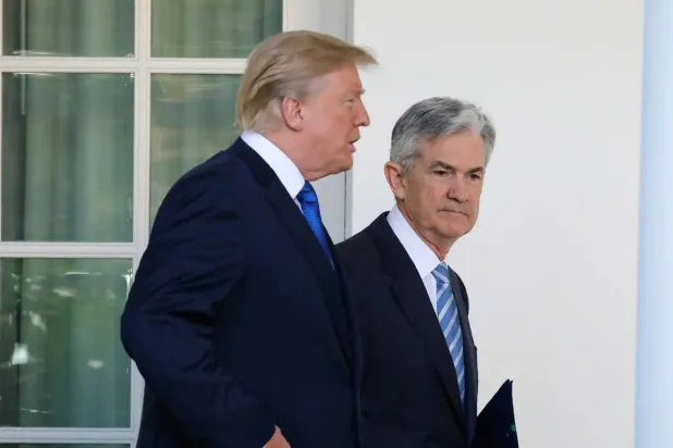 صورة من عام 2017 تظهر ترمب وباول (رويترز)