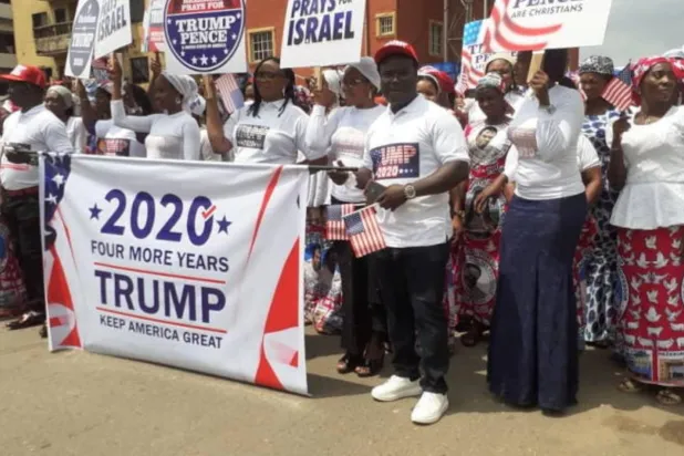 نيجيريون يرتدون ملابس مطبوع عليها اسم ترمب في مسيرة دعم بولاية إيمو عام 2020 (أ.ف.ب)