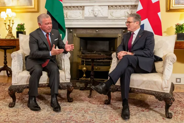 الملك عبد الله الثاني ملك الأردن ورئيس الوزراء البريطاني كير ستارمر خلال اجتماعهما الثنائي في 10 داونينغ ستريت في لندن ببريطانيا 6 نوفمبر 2024 (إ.ب.أ) 