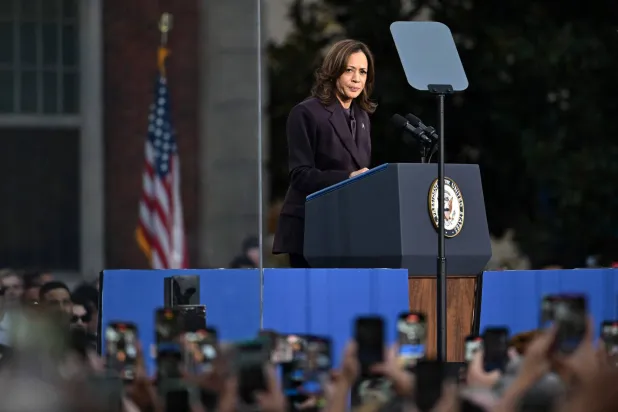 المرشحة الرئاسية الديمقراطية ونائبة الرئيس الأميركي كامالا هاريس تتحدث بعد اعترافها بالهزيمة في الانتخابات، في جامعة هوارد في 6 نوفمبر 2024 في العاصمة الأميركية واشنطن (أ.ف.ب)