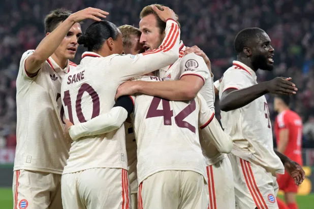 يدين بايرن بفوزه إلى هدف نجمه الشاب جمال موسيالا (أ.ف.ب)