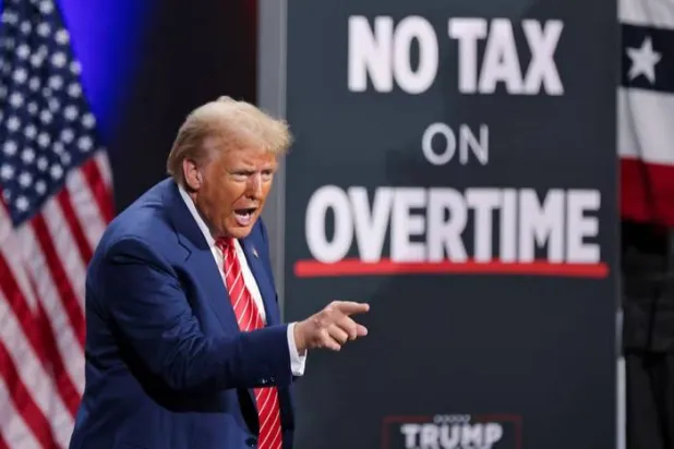 دونالد ترمب يتحدث خلال حملته الانتخابية في أتلانتا 15 أكتوبر 2024 (رويترز)