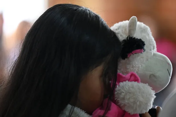 العنف يشمل الضرب من قبل أفراد الأسرة والتعرض للترهيب في المدرسة (أ.ف.ب)